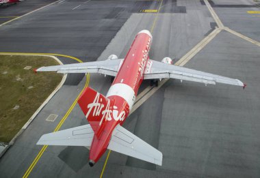 Kuala Lumpur, Malezya - 18 Temmuz 2018: Airasia Airbus 320-200 üzerinde taksi seviyeden Kuala Lumpur Havaalanı Klia2