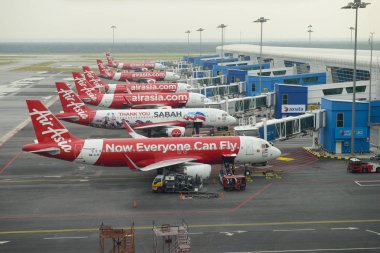 Kuala Lumpur, Malezya - 18 Temmuz 2018: Birçok Airasia Airbus 320-200 Klia2 kapıda Park