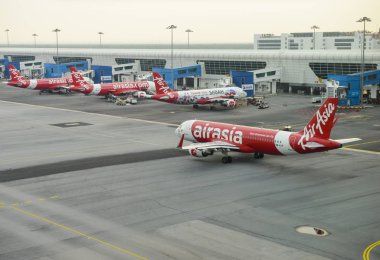 Kuala Lumpur, Malezya - 18 Temmuz 2018: Airasia'nın hava yolları Klia2 Uluslararası Havaalanı'nda beklemede