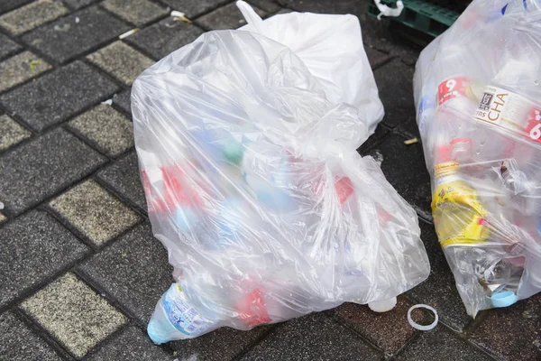 Tokio Japón Junio 2018 Bolsas Plástico Llenas Latas Bebidas Desechadas — Foto de Stock