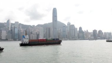 Hong Kong, Çin - 15 Ağustos 2018: Küçük konteyner gemisi Victoria Limanı geçiş
