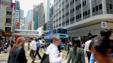 Hong Kong, Çin - 15 Ağustos 2018: Zaman atlamalı yayalar ve trafik Hong Kong tramvay ile