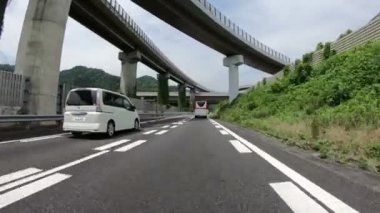 Tokyo, Japonya - 22 Haziran 2018: Pov Karayolu Köprüsü'nün karmaşık yapıları aracılığıyla üzerinde çalışan bir araçtan