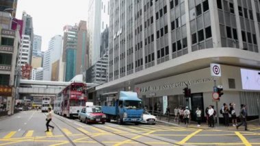 Hong Kong, Çin - 15 Ağustos 2018: insanlar karşıdan karşıya geçerken meşgul ve tramvay ile trafik