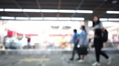 Bulanıklık yolcuların Havaalanı terminalde yürüme