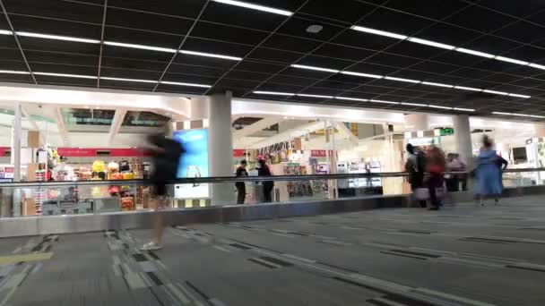 Lapso Tiempo Los Pasajeros Están Caminando Terminal Del Aeropuerto — Vídeo de stock