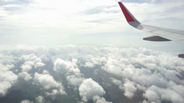 Prachtige Vliegtuig Vleugel Van Een Vliegtuig Vliegen Boven Witte Wolken — Stockvideo