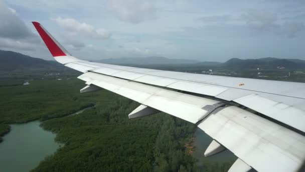 Uitzicht Vanuit Het Raam Van Vliegtuig Landing Luchthaven Phuket Thailand — Stockvideo