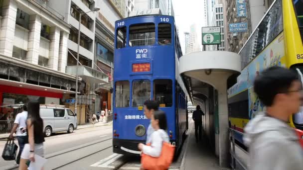 2018年8月15日 繁忙的行人过路及交通与电车 — 图库视频影像
