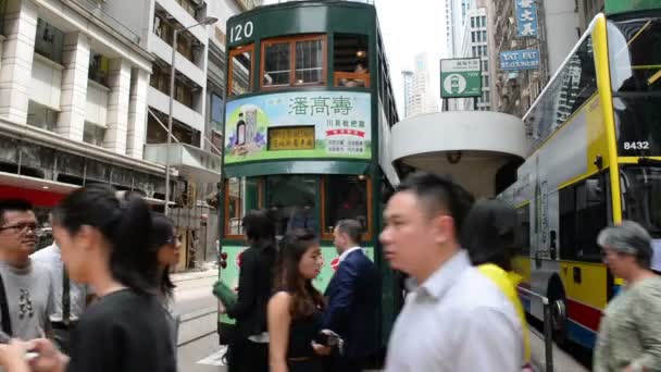 Hongkong Kina Augusti 2018 Upptagen Övergångsställe Och Spårvagn Ankomst Till — Stockvideo