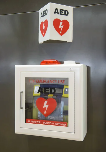 Otomatik dış Defibrillator(Aed) duvar-ebilmek bulunmak içinde hemen hemen tüm Havaalanı ve tren istasyonları