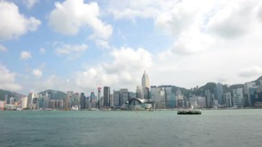 Hong Kong, Çin - 15 Ağustos 2018: Zaman atlamalı görünümü Victoria Harbor feribot taşımacılığı trafik ve modern gökdelenler