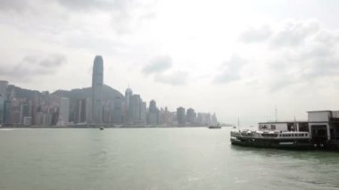 Hong Kong, Çin - 15 Ağustos 2018: Zaman atlamalı Victoria Harbor feribot tekne geçiş trafik