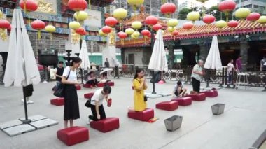 Hong Kong, Çin - 15 Ağustos 2018: Wong Tai Sin Temple Kowloon Hong Kong içinde ana sunak dua insanlar
