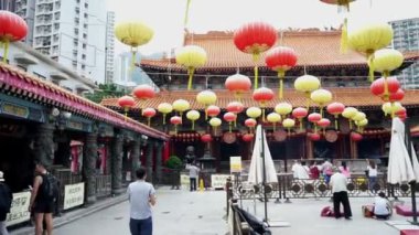 Hong Kong, Çin - 15 Ağustos 2018: Wong Tai Sin ana sunak dua insanlar