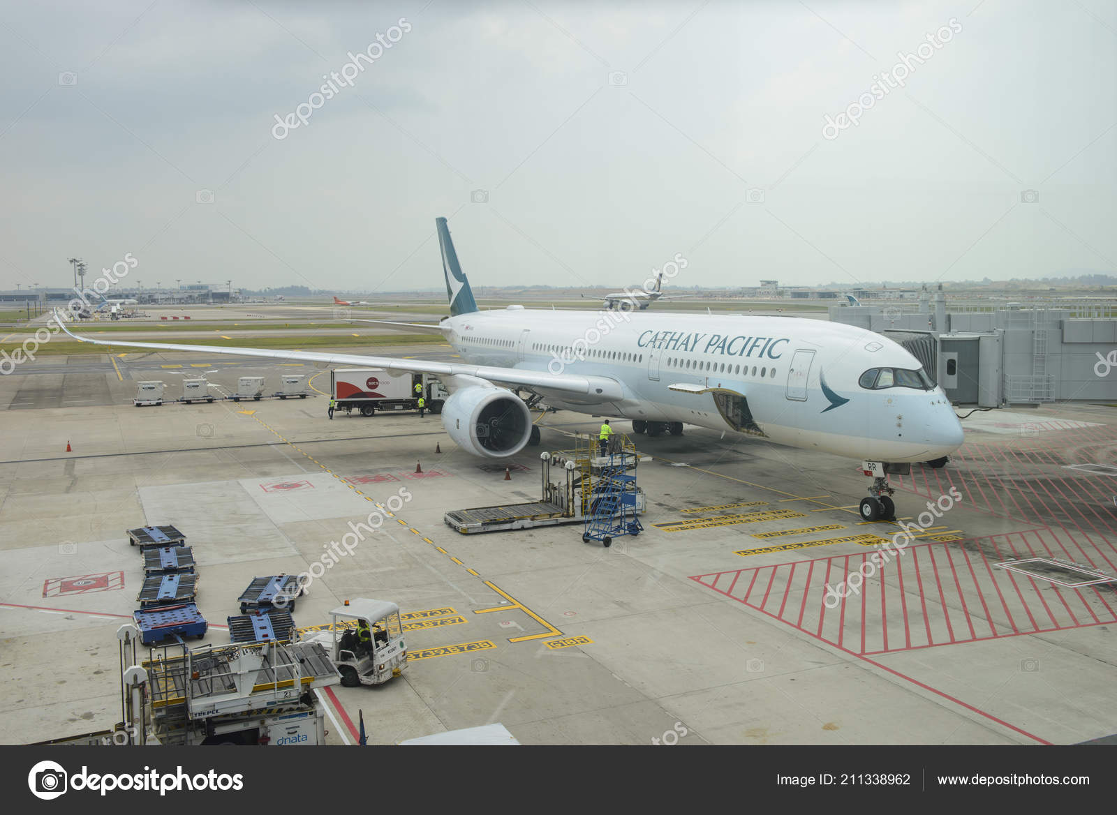 新加坡新加坡2018年8月16日国泰航空350 900 准备在新加坡机场登机—— 库存社论照片© brostock01 #211338962