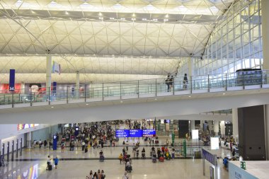 Hong Kong, Çin - 15 Ağustos 2018: Yolcu gidiş ve geliş Hong Kong Havaalanı'nda