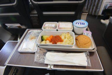 Singapore, Singapur - 16 Ağustos 2018: Cathay Pacific ekonomi sınıfı üzerinde hizmet uçuş gıda