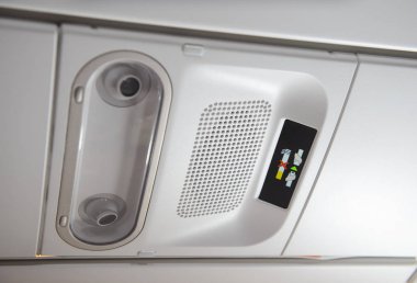 Hiç Sigara İçilmez işareti ve emniyet kemeri uçakta oturum açın.