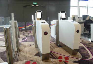 Elektronik erişim kontrol sistemi. Tarayıcı yolcu bilet okuma ve kapı açma.