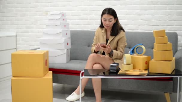 Jonge Aziatische Vrouw Het Maken Van Notities Terwijl Ontvangen Inkooporders — Stockvideo