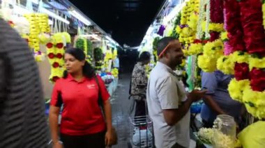 Kuala Lumpur, Malezya - 17 Temmuz 2018: Pazar tezgahları Brickfields küçük Hindistan'da satış renkli çelenk çiçek
