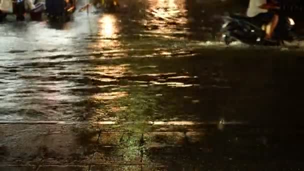 Πλημμύρα Δρόμο Στη Νύχτα Βροχή Πέφτουν Μοτοσικλέτες Και Αυτοκίνητα Φόντο — Αρχείο Βίντεο