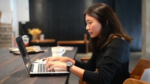 Азіатський Жінка Працює Ноутбук Пити Каву Кафе — стокове відео