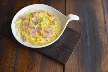Ahşap zemin üzerine pastırma ile makarna carbonara