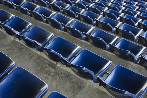 空のスポーツ スタジアムのプラスチックの椅子は行 — ストック写真