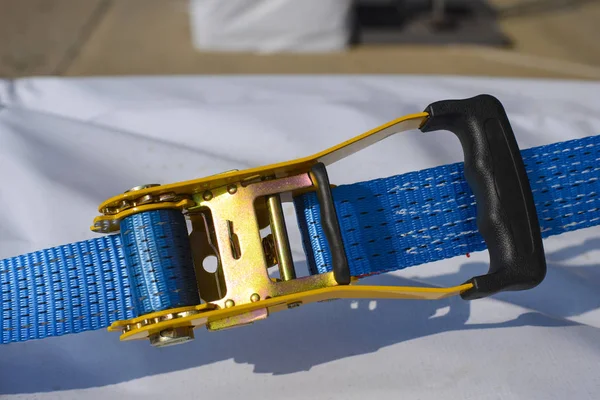 Mavi kravat askısı kilit aşağı