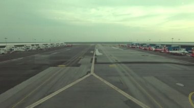 Kuala Lumpur, Malezya - 18 Temmuz 2018: Kuala Lumpur Uluslararası 2 Havaalanı'ndan yola kaçak için hareketli Air Asia uçak