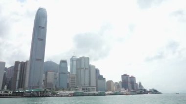 Hong Kong, Çin - 15 Ağustos 2018: Hong Kong Adası ve Kowloon Victoria Harbor feribot tekne içinde