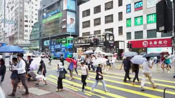 Hongkong Kina Augusti 2018 Massor Människor Korsa Väg Hong Kong — Stockvideo