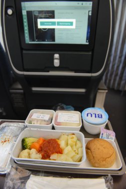 Singapore, Singapur - 16 Ağustos 2018: Cathay Pacific sigorta primi ekonomi sınıfı yemek uçuş