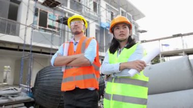 İnşaatçılar takım lideri inşaat sahasında