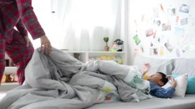 Tembel oğlu yatak üzerinde sabah uyanma anne