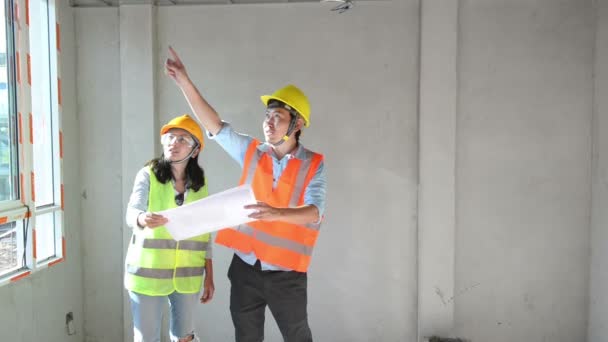 Два Инженера Строителя Работающие Вместе Планировании Бокового Здания Реконструкции — стоковое видео