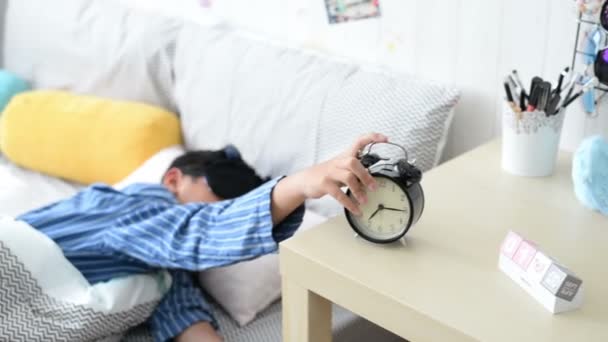 Ασιατικές Αγόρι Στον Ύπνο Και Απενεργοποιήστε Την Επιλογή Ξυπνητήρι Πέφτει — Αρχείο Βίντεο