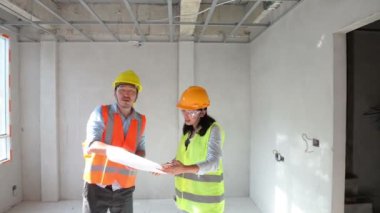 İnşaat mühendisleri İnşaat için tavan planlama tarafında birlikte çalışma