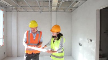 İnşaat mühendisleri inşaat tadilat tavan için planlama tarafında birlikte çalışma