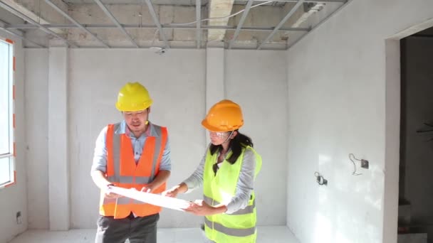 Инженеры Строители Работающие Вместе Планировании Бокового Здания Реконструкции Потолка — стоковое видео