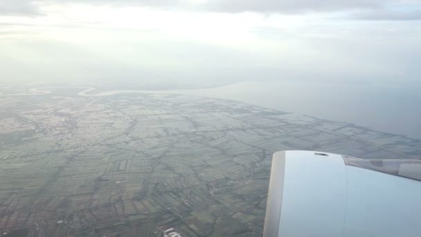 Вид Окна Самолета Пролетающего Над Заливом Таиланда — стоковое видео
