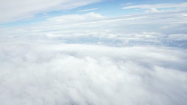 Bulutların üzerinde hava yoluyla seyahat. Bir uçak pencereden görüntüleme.
