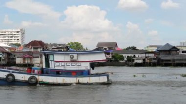 Kum ile büyük bir mavna çekme römorkör tekneler