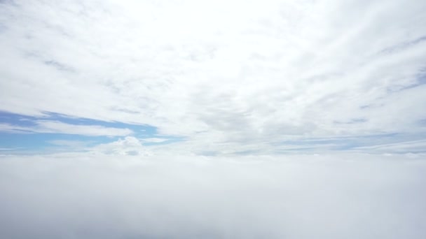 Blick Aus Dem Fenster Des Flugzeugs Über Den Wolken — Stockvideo