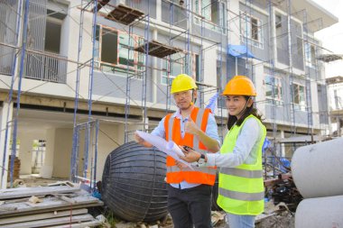 Birlikte çalışan iki inşaat mühendisleri