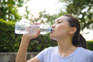 Asyalı kadın içme suyu parkta egzersiz sonrası