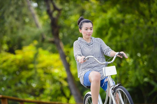 Asiatische Frau Reitet Ein Oldtimer Fahrrad Einem Park — Stockfoto
