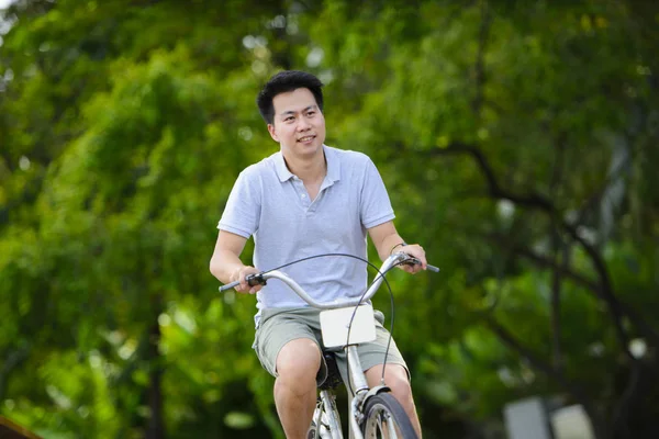 Joven Asiático Hombre Equitación Vintage Bicicleta Parque — Foto de Stock